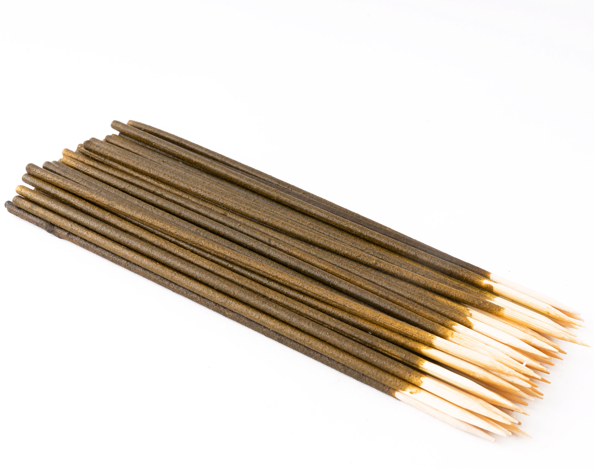 Braune Räucherstäbchen auf weißem Hintergrund